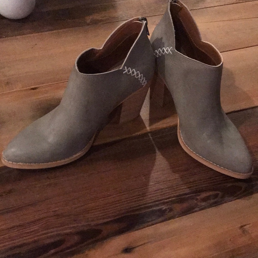 Olive booties by Mi im